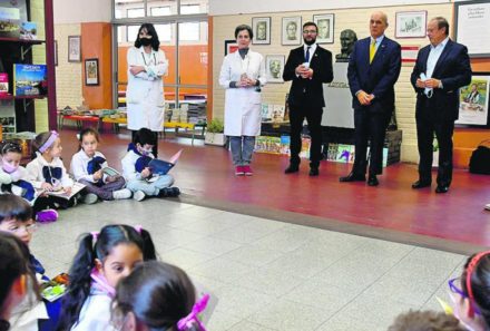 Donación de libros en la escuela Suecia.